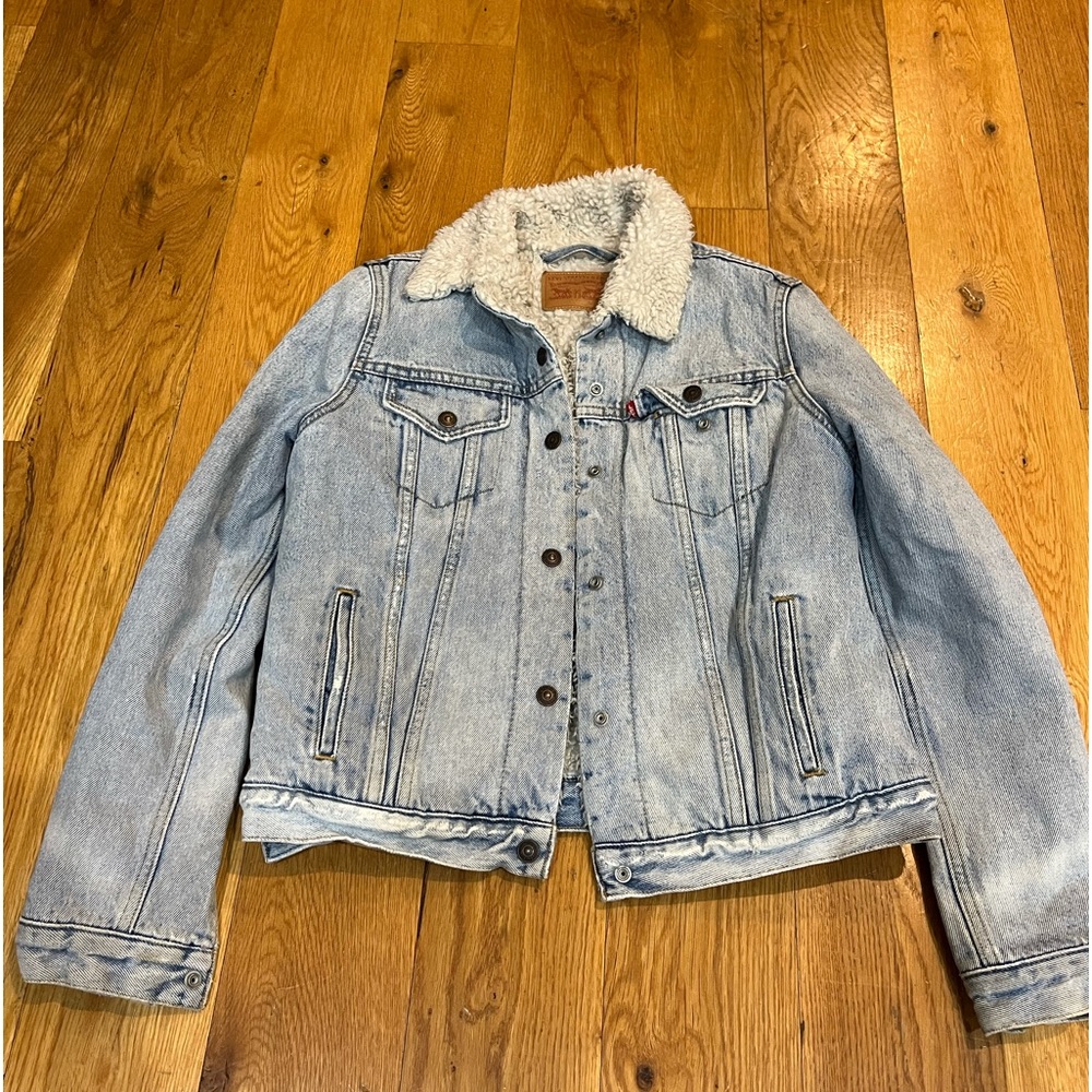Levi’s denim jacket size M